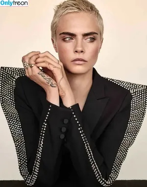 Cara Delevingne / caradelevingne nude photo #0556