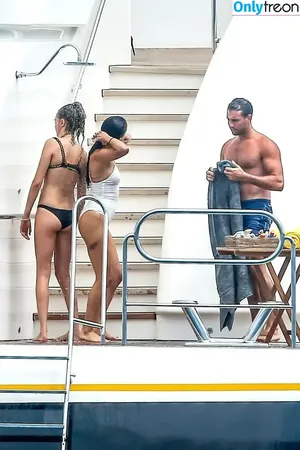 Cara Delevingne / caradelevingne nude photo #0663
