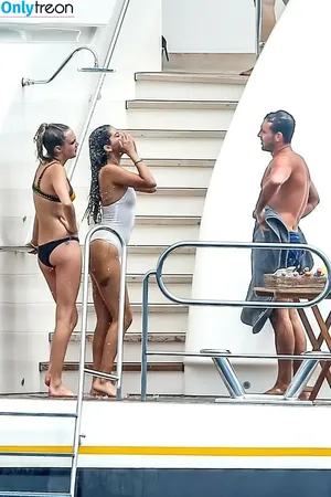 Cara Delevingne / caradelevingne nude photo #0665