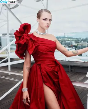Cara Delevingne / caradelevingne nude photo #0860
