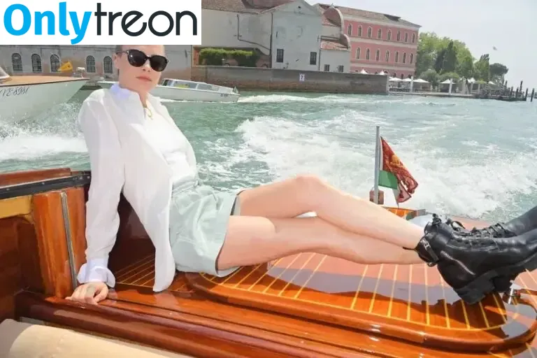 Cara Delevingne nude photo #0318 (caradelevingne)