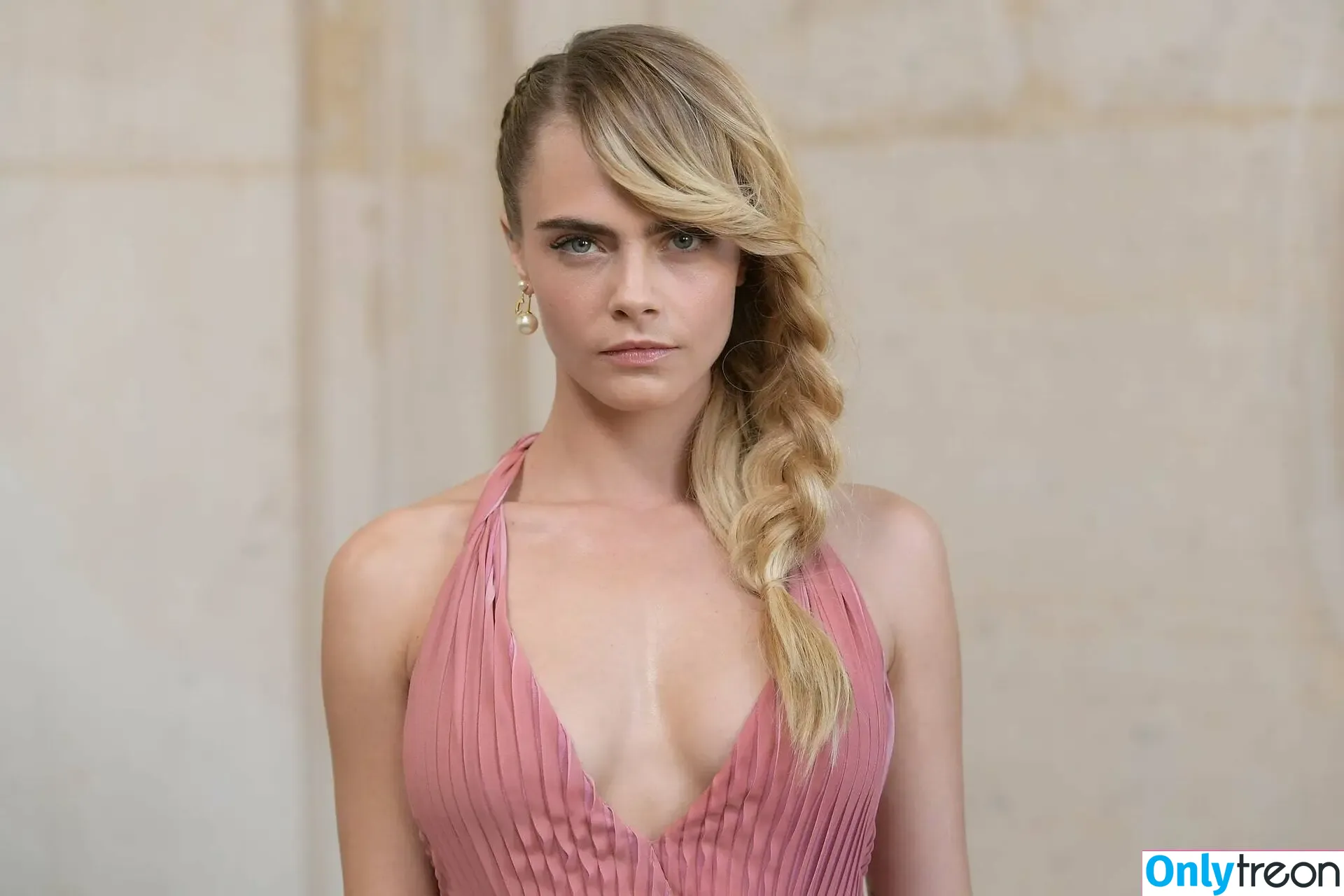 Cara Delevingne nude photo #0471 (caradelevingne)