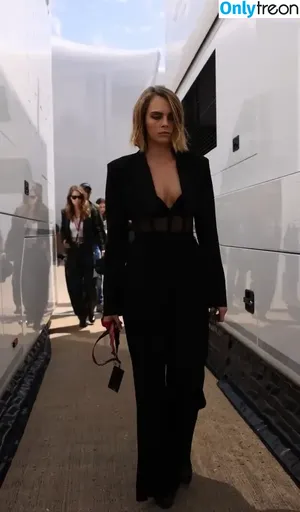 Cara Delevingne / caradelevingne nude photo #1049