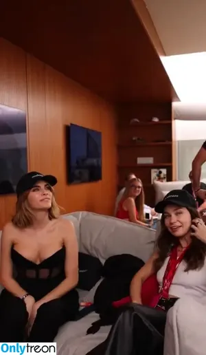 Cara Delevingne / caradelevingne nude photo #1063