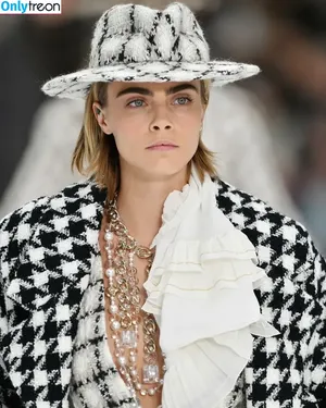 Cara Delevingne / caradelevingne nude photo #1082