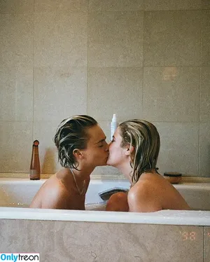 Cara Delevingne / caradelevingne nude photo #1463