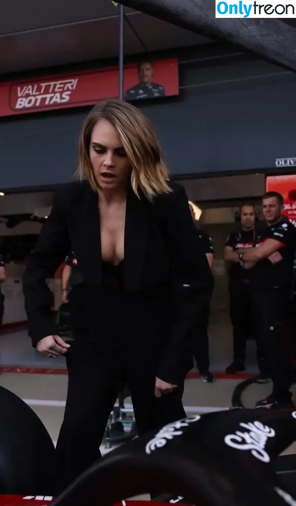 Cara Delevingne nude photo #1050 (caradelevingne)