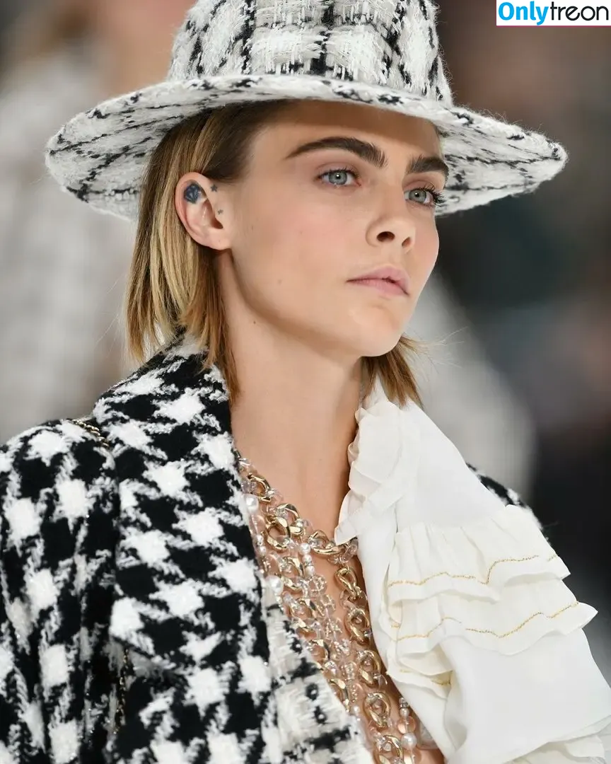 Cara Delevingne nude photo #1083 (caradelevingne)