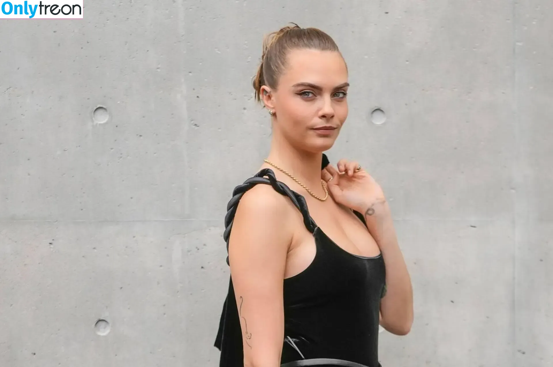 Cara Delevingne nude photo #1217 (caradelevingne)