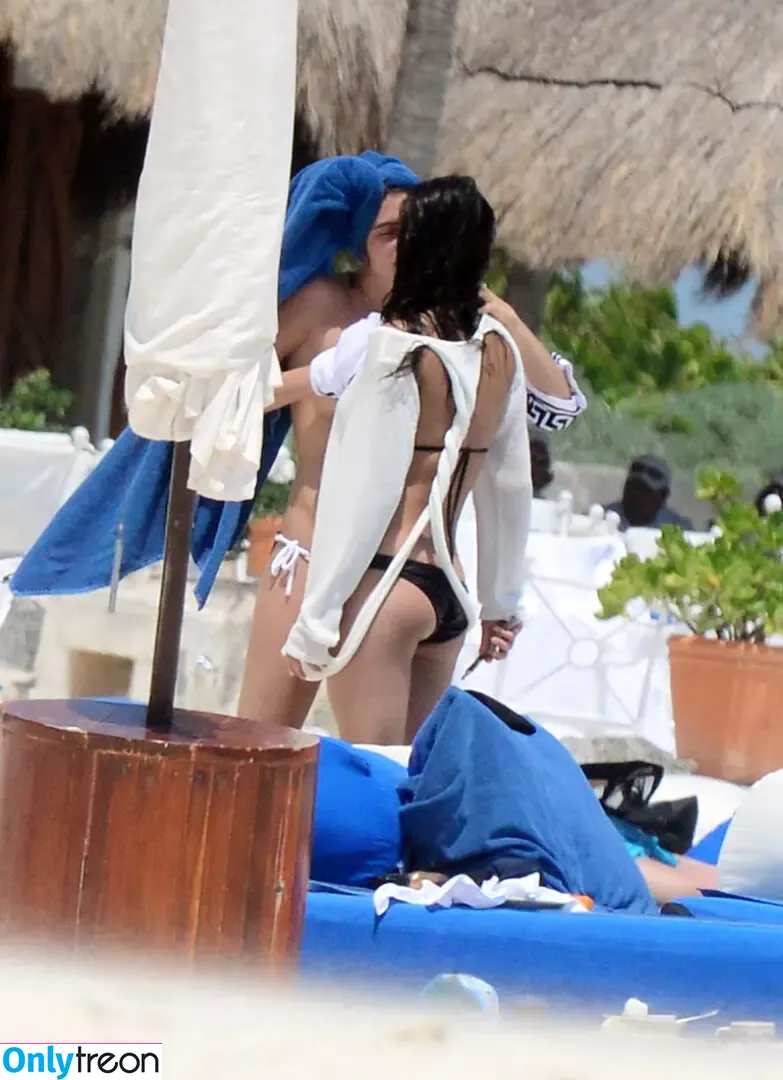 Cara Delevingne nude photo #1601 (caradelevingne)