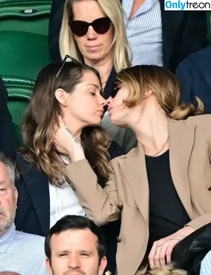 Cara Delevingne / caradelevingne nude photo #2845