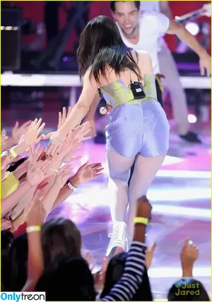 Carly Rae Jepsen / carlyraejepsen nude photo #0206
