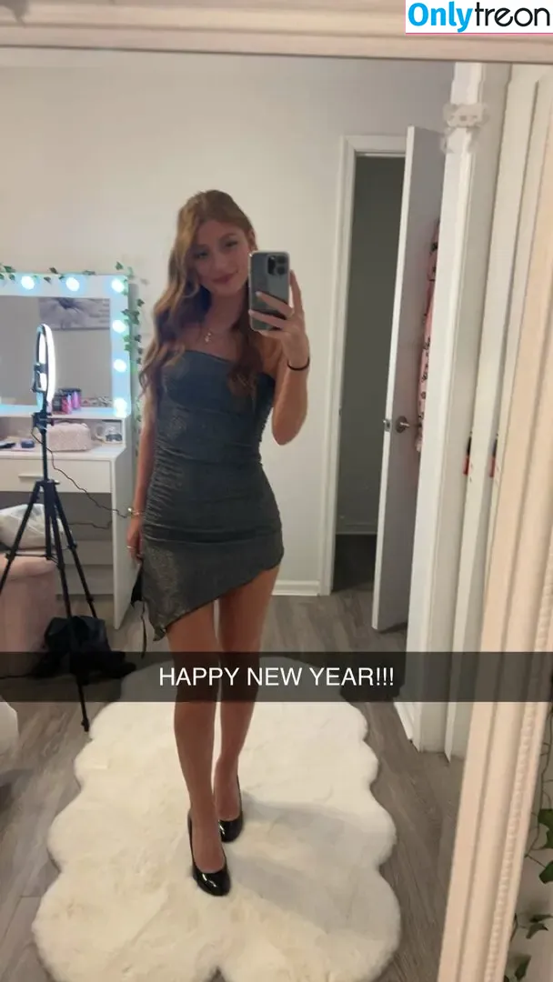 Carmela nude photo #0022 (carmelaclutchfree / carmmiee / carmmieecat)