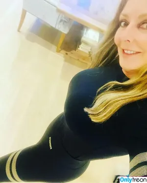 Carol Vorderman / carolvorders nude photo #0040