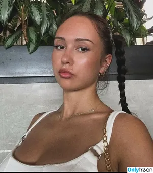 Carolyn.kn nude photo #0003