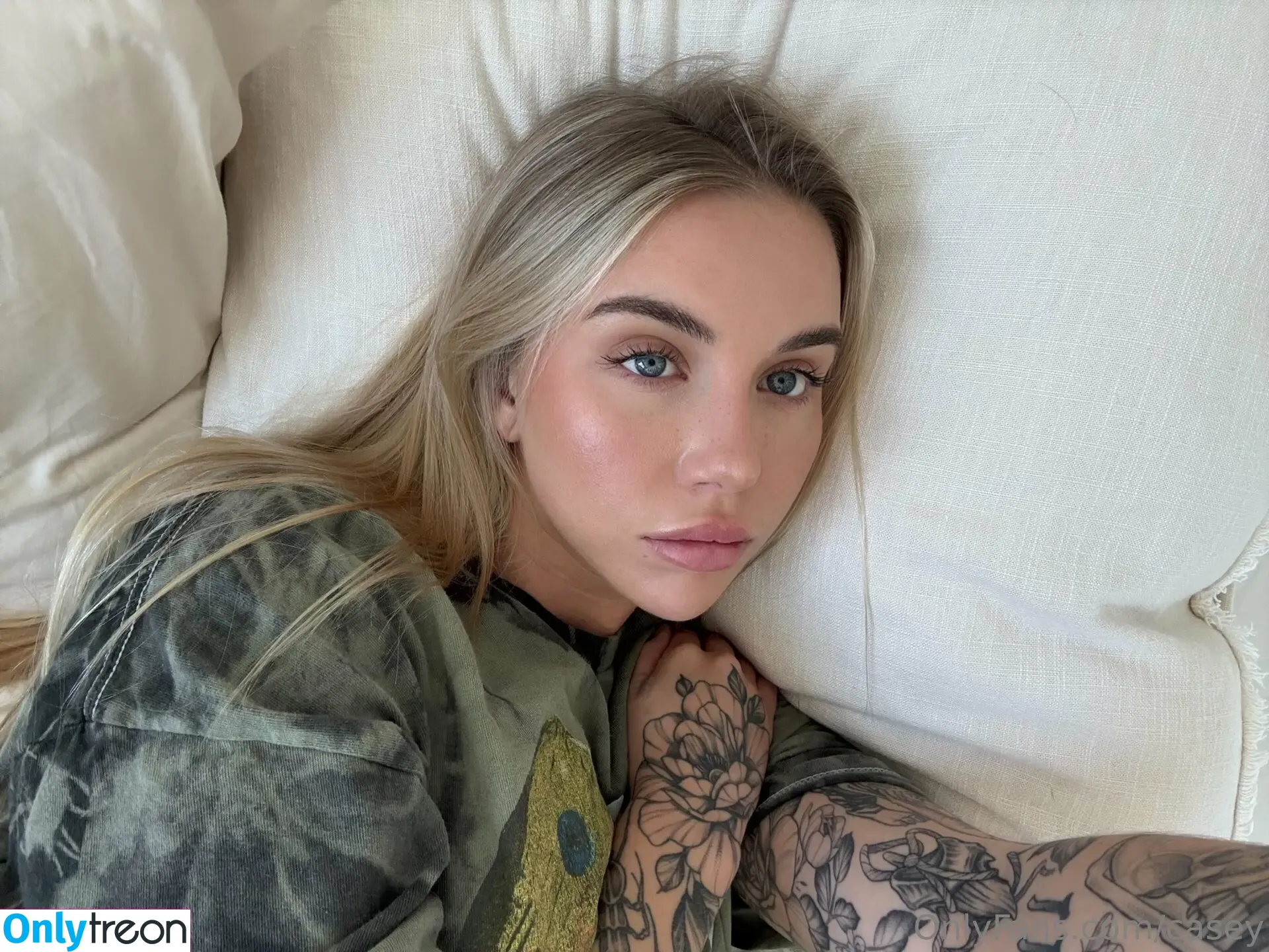 casey nude photo #0015 (caseylabow / caseyneistat)