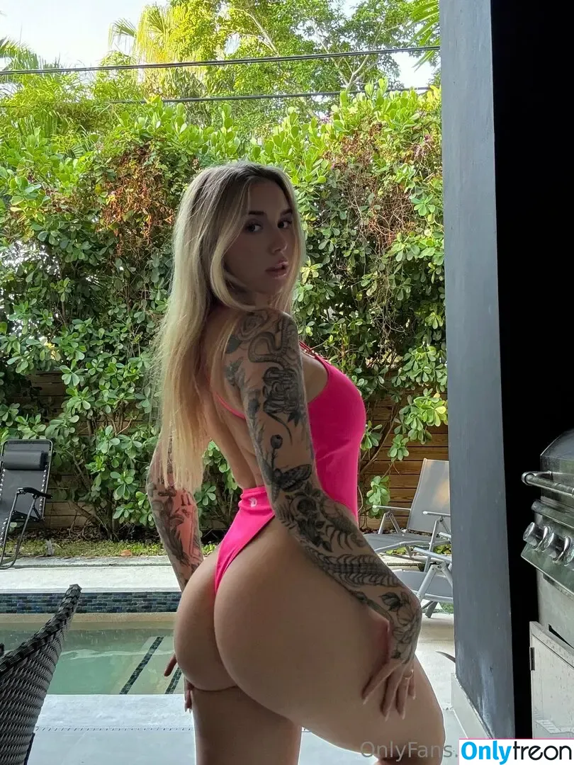 casey nude photo #0040 (caseylabow / caseyneistat)