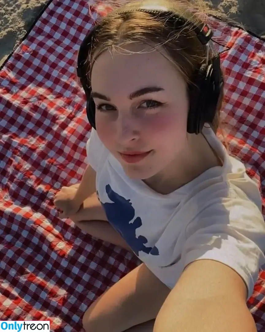Cassie Claire nude photo #0001 (cassieclaire00)