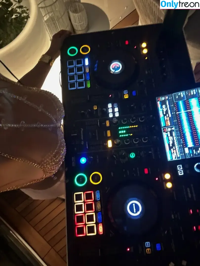 Chantel Jeffries nude photo #2464 (Ceejay the DJ / ChantelJeffries)