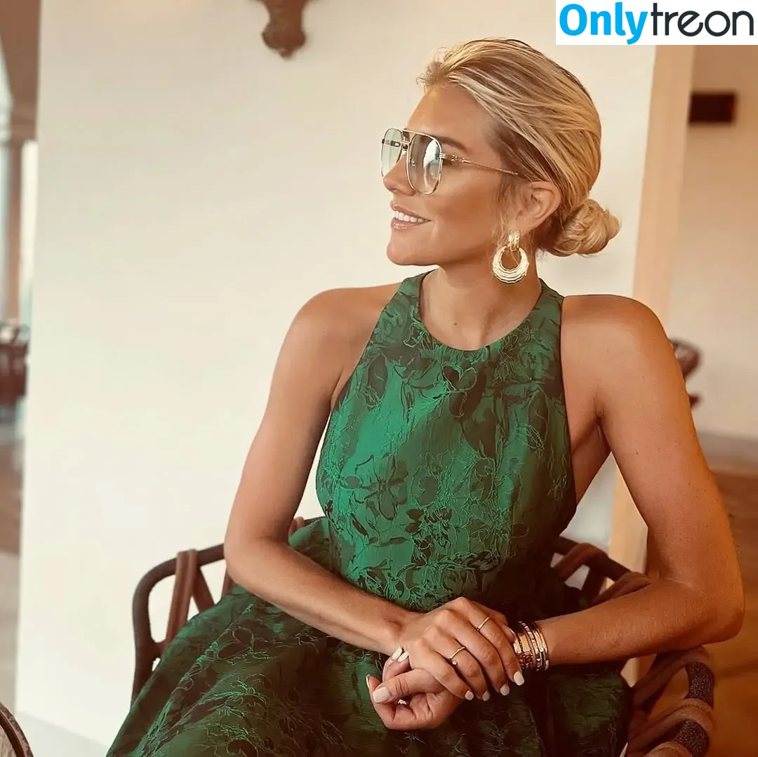 Charissa Thompson nude photo #0042 (Sportscaster / charissajthompson)