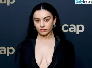 Charli XCX / charli_xcx / charlignarly nude photo #1492