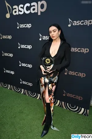 Charli XCX / charli_xcx / charlignarly nude photo #1496