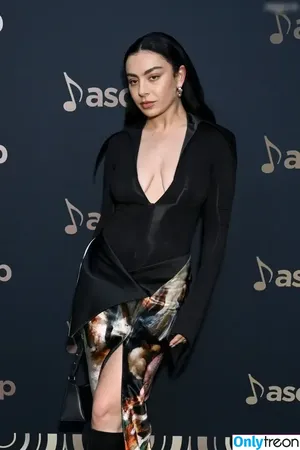 Charli XCX / charli_xcx / charlignarly nude photo #1497
