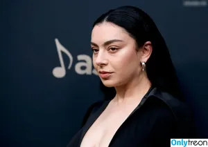 Charli XCX / charli_xcx / charlignarly nude photo #1499