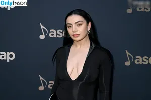 Charli XCX / charli_xcx / charlignarly nude photo #1501