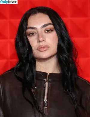 Charli XCX / charli_xcx / charlignarly nude photo #1933