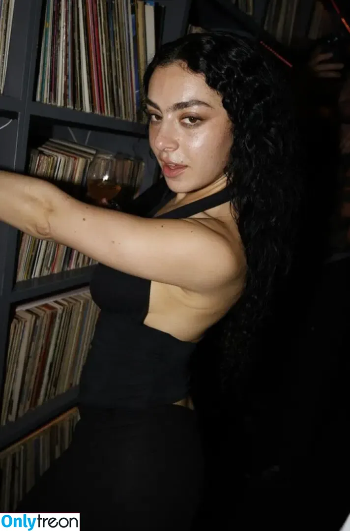 Charli XCX nude photo #1234 (charli_xcx / charlignarly)