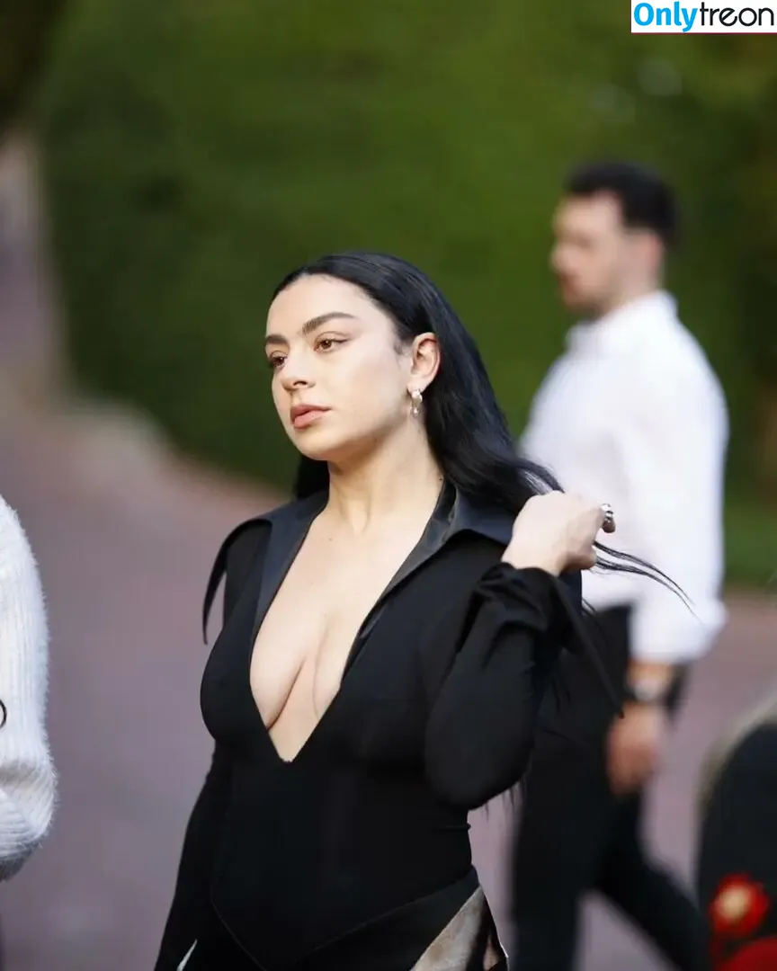 Charli XCX nude photo #1267 (charli_xcx / charlignarly)