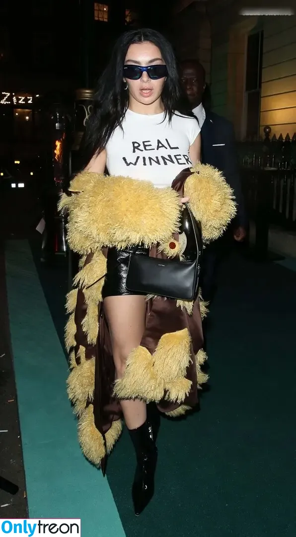 Charli XCX nude photo #1289 (charli_xcx / charlignarly)