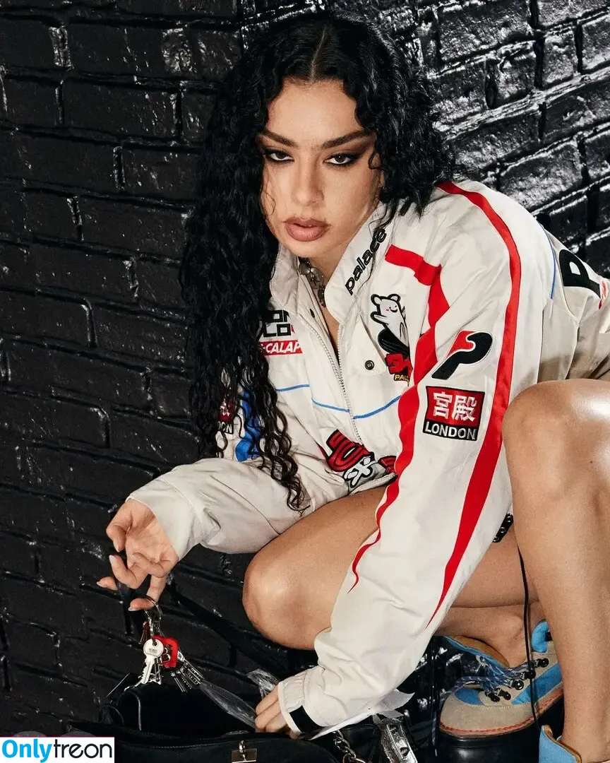 Charli XCX nude photo #1348 (charli_xcx / charlignarly)