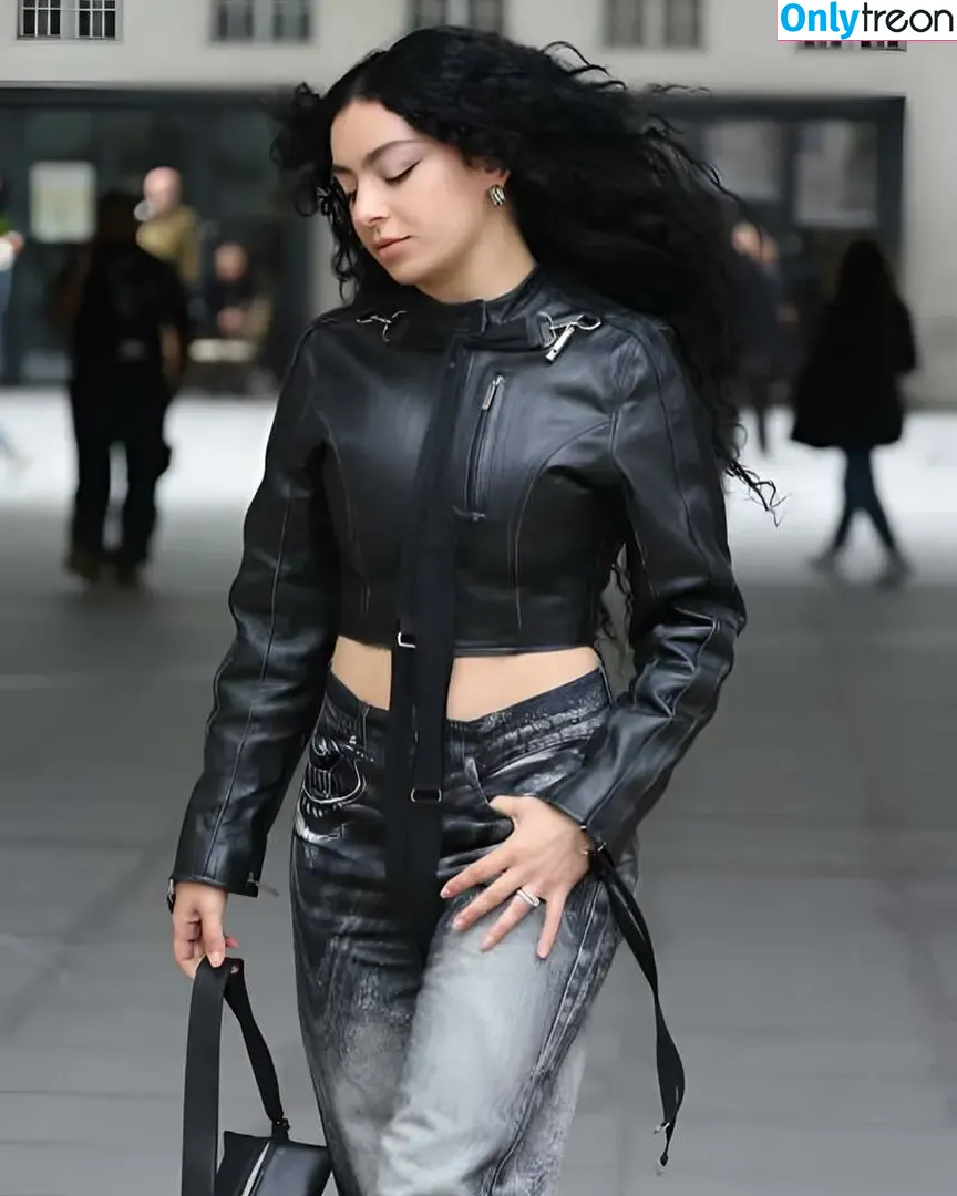 Charli XCX nude photo #1356 (charli_xcx / charlignarly)