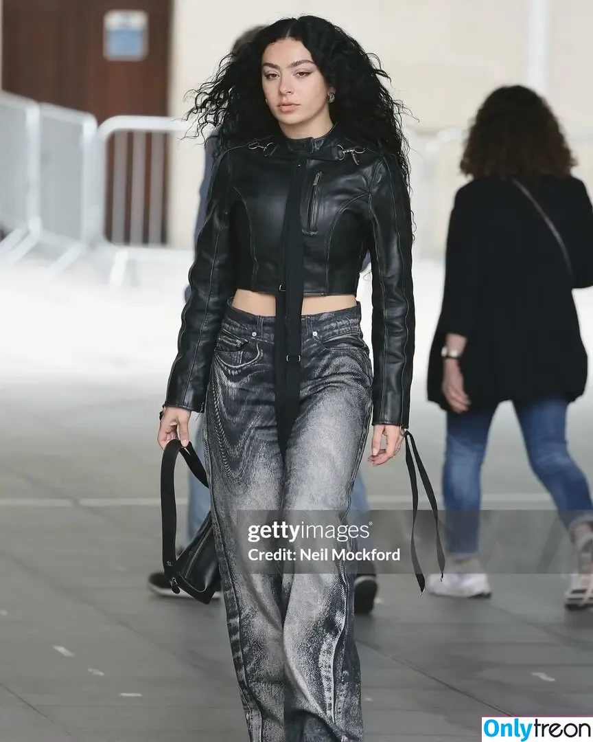 Charli XCX nude photo #1359 (charli_xcx / charlignarly)