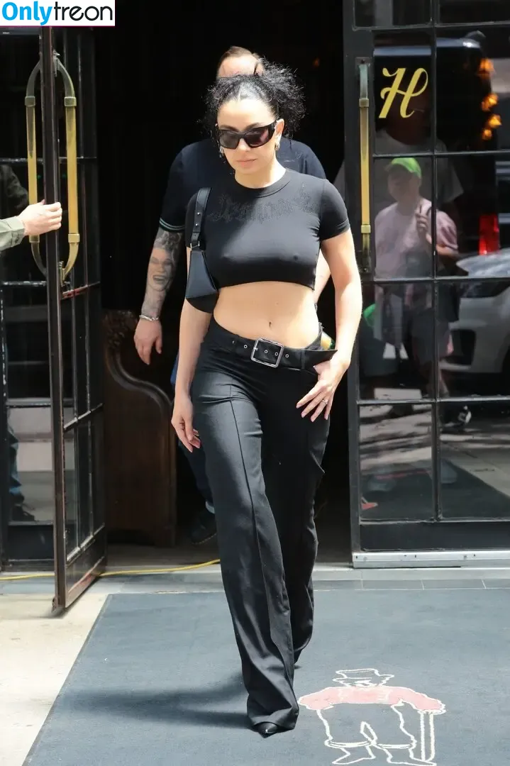 Charli XCX nude photo #1396 (charli_xcx / charlignarly)