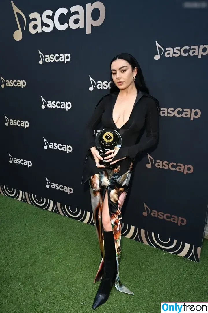 Charli XCX nude photo #1496 (charli_xcx / charlignarly)