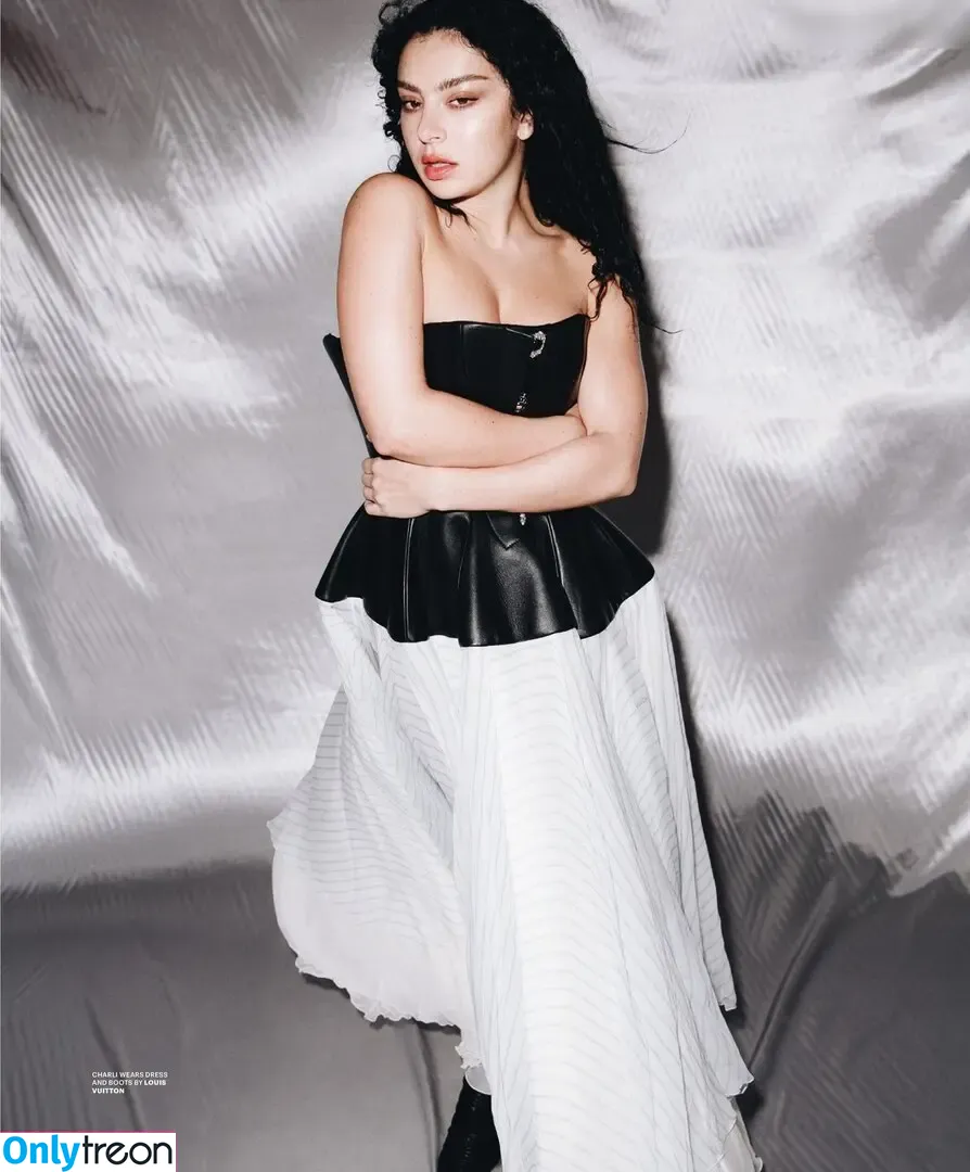 Charli XCX nude photo #1601 (charli_xcx / charlignarly)