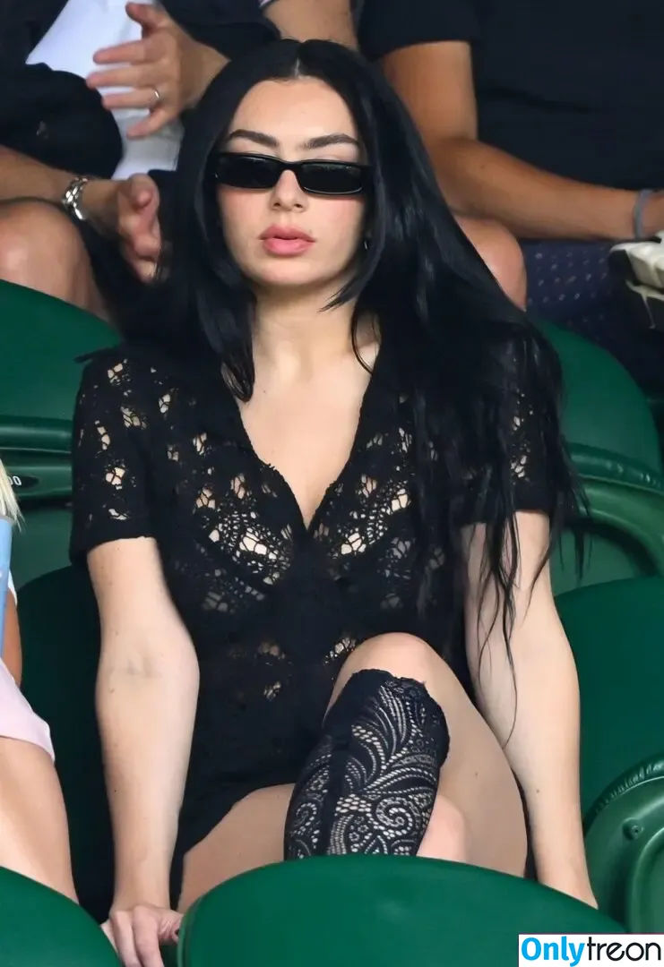 Charli XCX nude photo #1649 (charli_xcx / charlignarly)