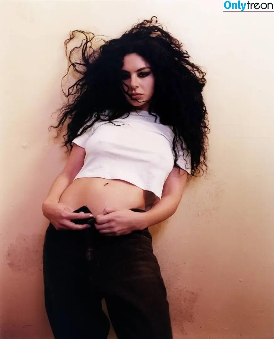 Charli XCX nude photo #1666 (charli_xcx / charlignarly)