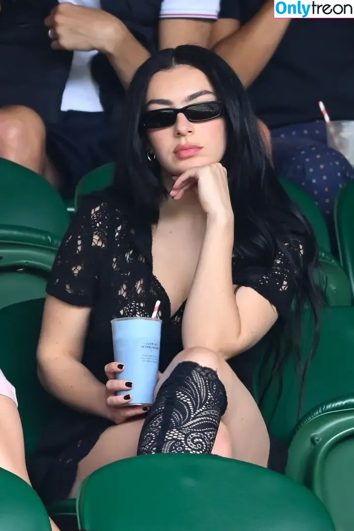Charli XCX nude photo #1674 (charli_xcx / charlignarly)