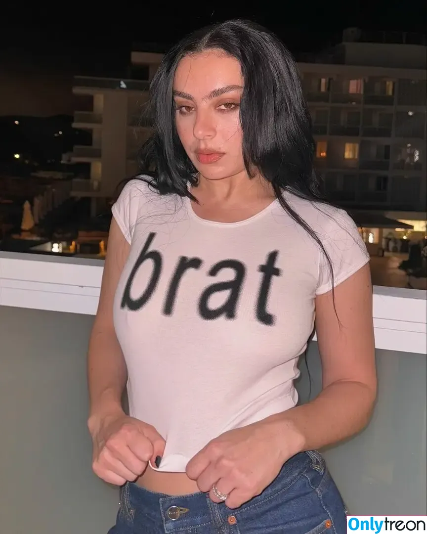 Charli XCX nude photo #1714 (charli_xcx / charlignarly)