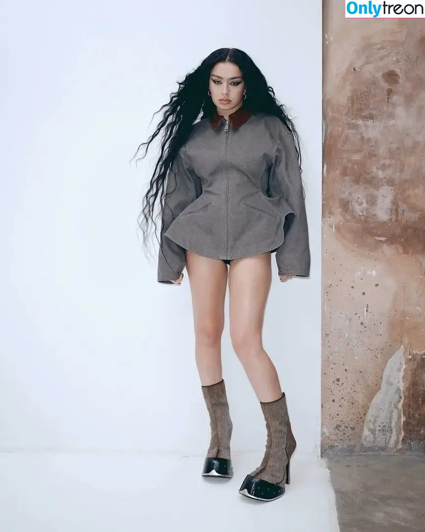 Charli XCX nude photo #1720 (charli_xcx / charlignarly)