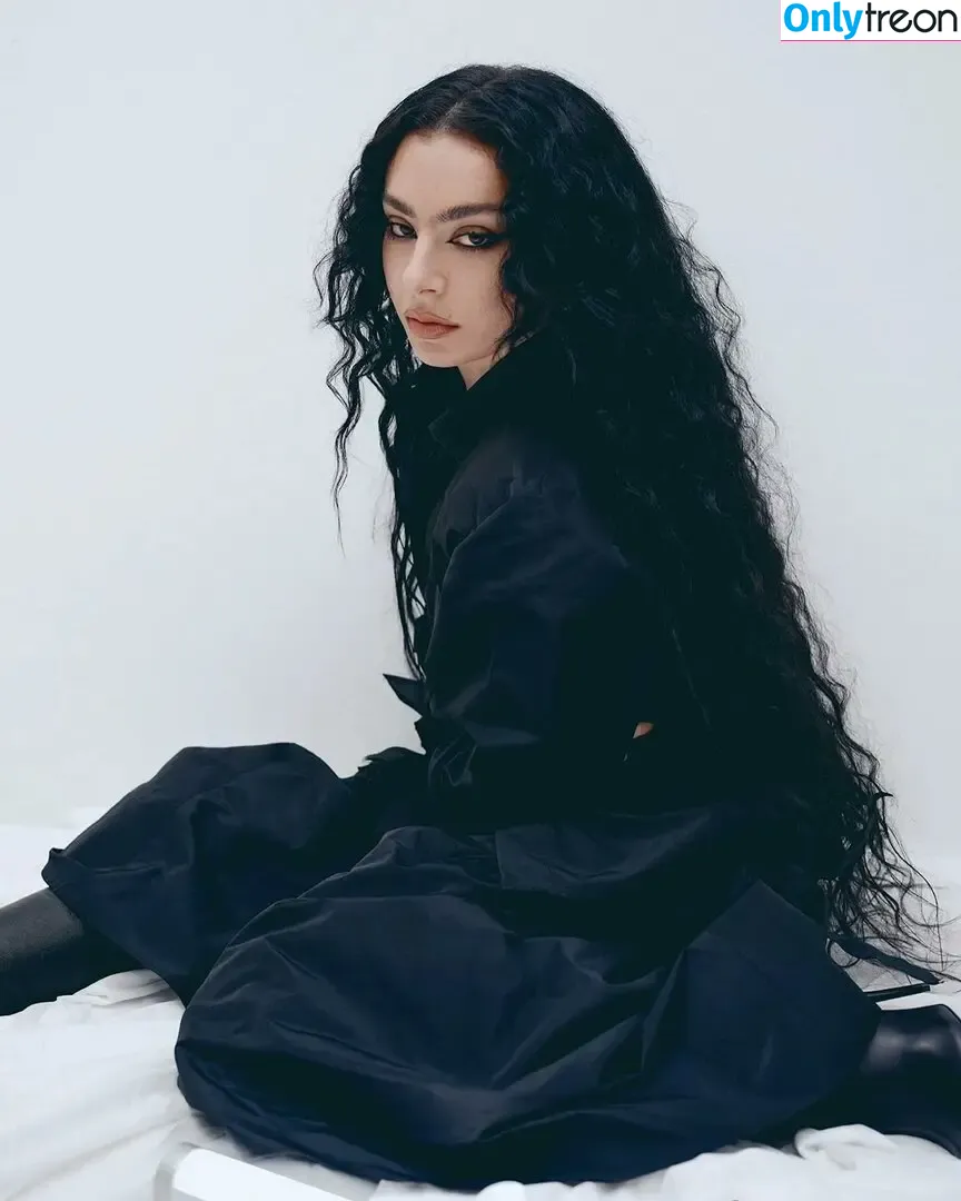 Charli XCX nude photo #1721 (charli_xcx / charlignarly)