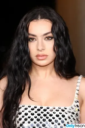 Charli XCX / charli_xcx / charlignarly nude photo #2385
