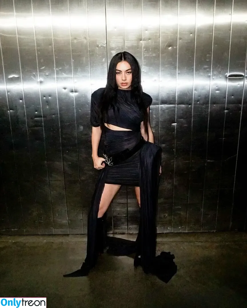 Charli XCX nude photo #2150 (charli_xcx / charlignarly)