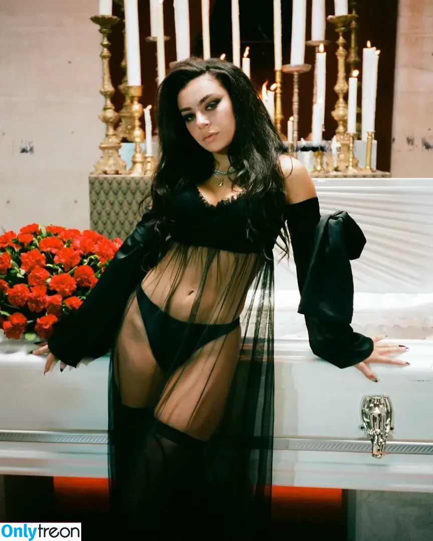 Charli XCX nude photo #2197 (charli_xcx / charlignarly)