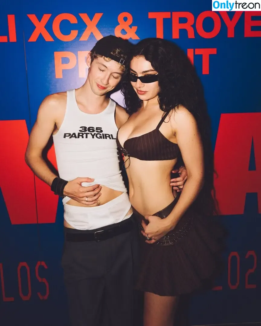 Charli XCX nude photo #2218 (charli_xcx / charlignarly)