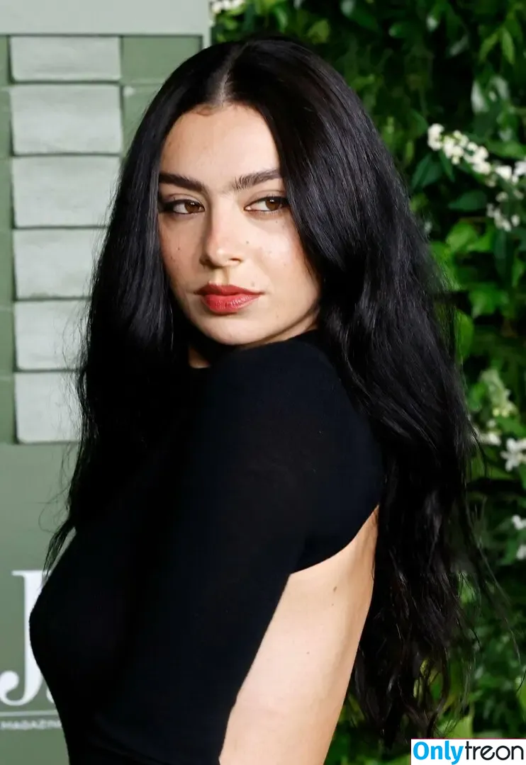 Charli XCX nude photo #2284 (charli_xcx / charlignarly)